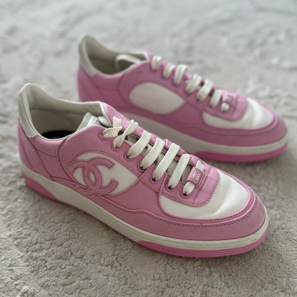 CHANEL CC Interlocking 24 pink Cruise Sneakers